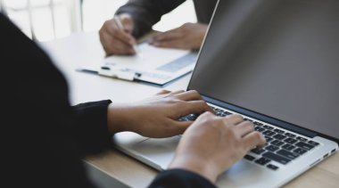 İşveren ya da İnsan Kaynakları bölümü özgeçmişi okuyor ve yeni çalışanların yeteneklerini sorguluyor, işveren iş başvurusunda bulunanları, istihdam ve istihdam kavramını seçiyor.