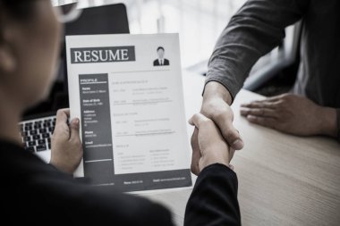 İşveren ya da İK departmanı yeni çalışanları memnuniyetle karşılıyor, tebriklerle el sıkışıyor ya da iş ve gelir başarısı elde ediyor,.