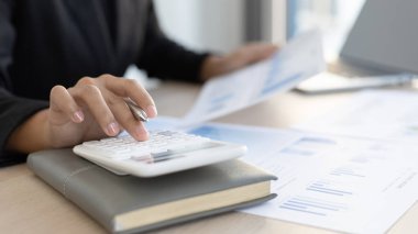 Muhasebe işadamları gelir-gider hesapları yapıyor ve emlak yatırım verileri, mali ve vergi sistemleri kavramını analiz ediyorlar.