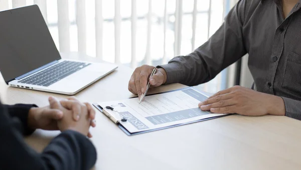 Datore Lavoro Reparto Risorse Umane Sta Leggendo Curriculum Intervistando Capacità — Foto Stock