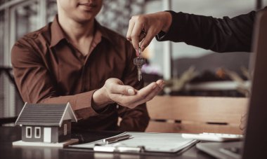 Emlakçı ya da satış müdürü ev satışları teklif etti ve ev satın alma sözleşmesi ve ücretsiz ev sigortası, finans ve satış sonrası hizmet kavramını açıkladı..