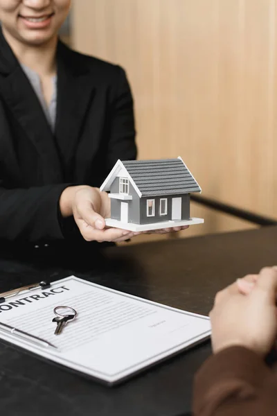 Agent Immobilier Directeur Des Ventes Offert Des Ventes Domicile Expliqué — Photo