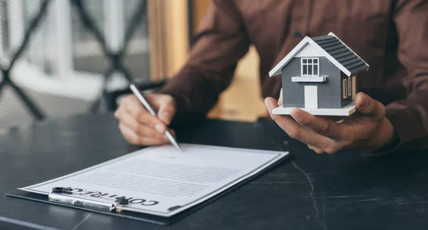 Gerente Vendas Agente Imobiliário Prepara Para Entregar Chaves Casa Juntamente — Fotografia de Stock