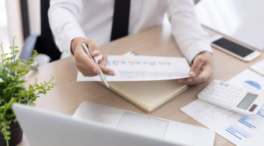 Finans işadamları şirketin kâr ve büyüme, piyasa araştırma raporları ve gelir istatistikleri, Finansal ve Muhasebe kavramı yaratma performansının grafiğini analiz ediyor.