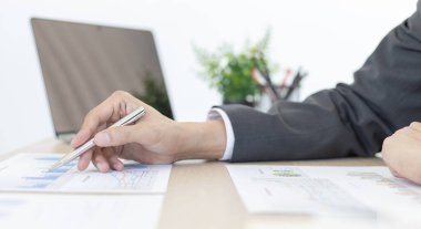 Finansal iş kadınları, kâr ve büyüme, piyasa araştırma raporları ve gelir istatistikleri, Finansal ve Muhasebe kavramı yaratmak için şirketin performansının grafiğini analiz ediyor.