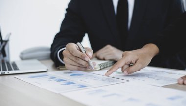 Beyin fırtınası ekibi, pazarlamacılar ve finans muhasebecileri müşteri ihtiyaçlarını karşılayacak stratejiler, iş konsepti için bilgisayar teknolojisi planlarını tartışıyor ve analiz ediyorlar..