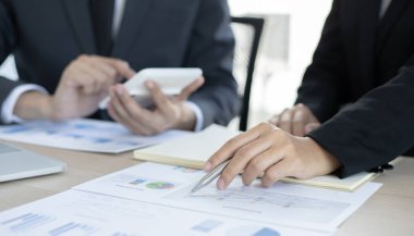 Beyin fırtınası ekibi, pazarlamacılar ve finans muhasebecileri müşteri ihtiyaçlarını karşılayacak stratejiler, iş konsepti için bilgisayar teknolojisi planlarını tartışıyor ve analiz ediyorlar..