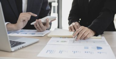 Beyin fırtınası ekibi, pazarlamacılar ve finans muhasebecileri müşteri ihtiyaçlarını karşılayacak stratejiler, iş konsepti için bilgisayar teknolojisi planlarını tartışıyor ve analiz ediyorlar..