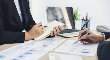 Beyin fırtınası ekibi, pazarlamacılar ve finans muhasebecileri müşteri ihtiyaçlarını karşılayacak stratejiler, iş konsepti için bilgisayar teknolojisi planlarını tartışıyor ve analiz ediyorlar..