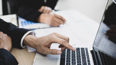 Beyin fırtınası ekibi, pazarlamacılar ve finans muhasebecileri müşteri ihtiyaçlarını karşılayacak stratejiler, iş konsepti için bilgisayar teknolojisi planlarını tartışıyor ve analiz ediyorlar..