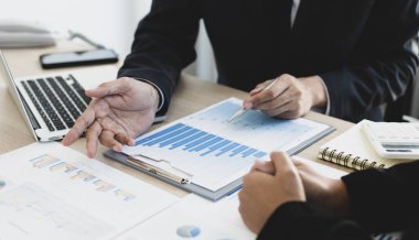 Beyin fırtınası ekibi, pazarlamacılar ve finans muhasebecileri müşteri ihtiyaçlarını karşılayacak stratejiler, iş konsepti için bilgisayar teknolojisi planlarını tartışıyor ve analiz ediyorlar..