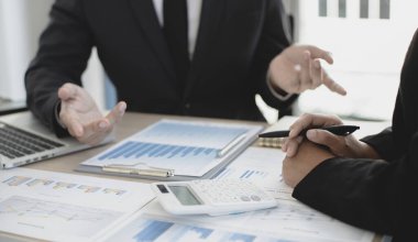 Beyin fırtınası ekibi, pazarlamacılar ve finans muhasebecileri müşteri ihtiyaçlarını karşılayacak stratejiler, iş konsepti için bilgisayar teknolojisi planlarını tartışıyor ve analiz ediyorlar..