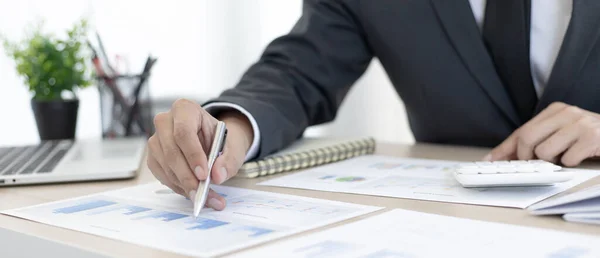 Finansal iş kadınları, kâr ve büyüme, piyasa araştırma raporları ve gelir istatistikleri, Finansal ve Muhasebe kavramı yaratmak için şirketin performansının grafiğini analiz ediyor.