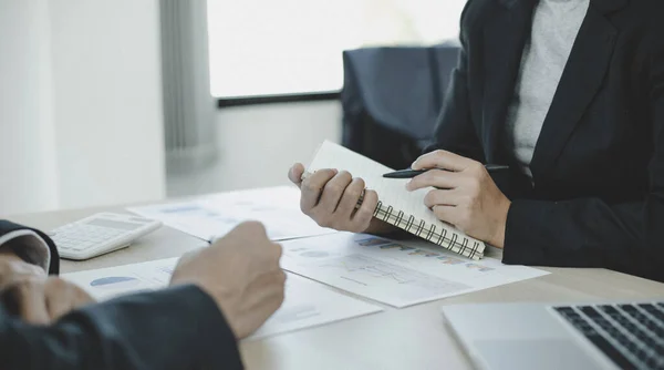 Equipo Lluvia Ideas Comercializadores Contadores Financieros Están Discutiendo Analizando Gráficos — Foto de Stock