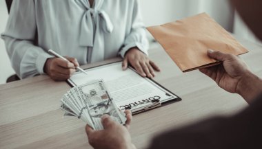 İşadamları rüşvet olarak para veriyor. Çalışanlara rüşvet veriyor. Yasadışı krediler, kötü plan, yolsuzluk kavramı için onay belgeleri imzalıyor.