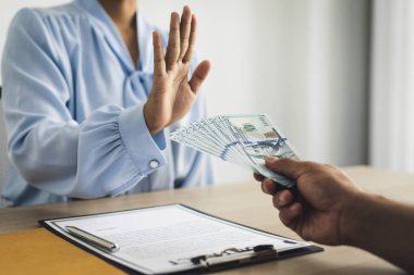 İşadamları, yasadışı arazi ve emlak, iş dolandırıcılığı ve sosyal adaletsizlik, rüşvet ve yolsuzlukla mücadele konsepti satın almak için sözleşmeler imzalayan çalışanlara dolar dağıtıyor.