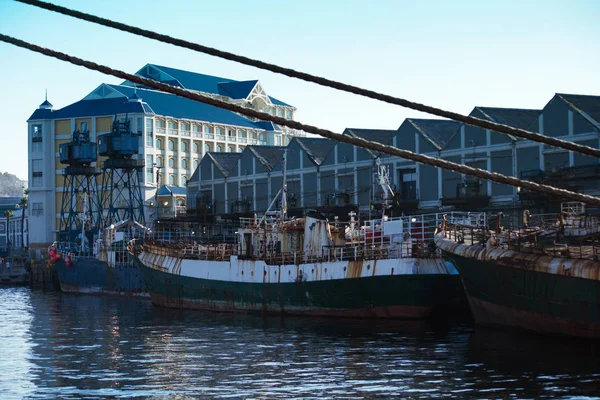 Barcos Pesca Velhos Enferrujados Atracados Porto Cidade Cabo África Sul — Fotografia de Stock