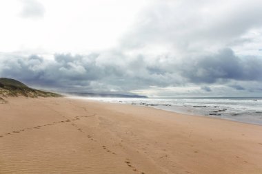 Vacant Beach Overcast Ile çapraz pist hatları, Mossel Bay, Güney Afrika