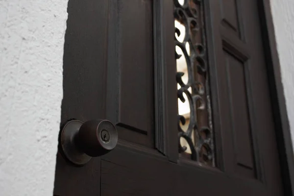 Yuvarlak Kilit Düğmesi Ile Koyu Ahşap Kapı — Stok fotoğraf