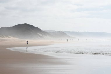 Bir Overcast Yaz Günü Beach Activity, Mossel Bay, Güney Afrika