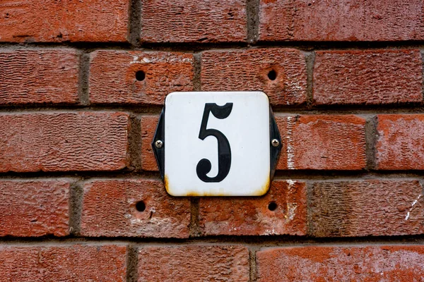 Casa Número Cinco Uma Parede Tijolo — Fotografia de Stock