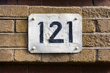 Ev numarası yüz yirmi bir (121)