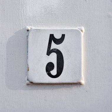 ev numarası beş (5) bir kare plaka üzerinde