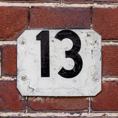 Ev numarası on üç (13)
