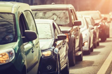 Trafik sıkışıklığı sırasında sırada duran arabalar