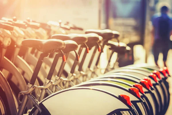 Close Van Fietsen Bij Het Verhuur Station Bij Zonsondergang — Stockfoto