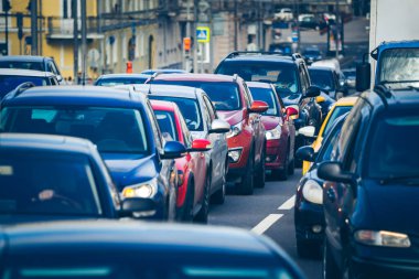 Trafiğin yoğun olduğu saatlerde arabalar kuyrukta bekliyor