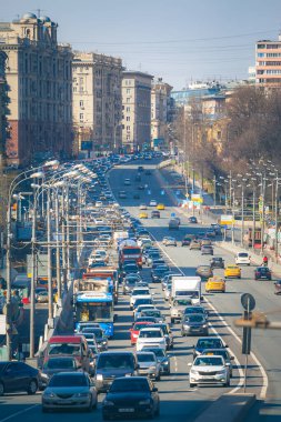 MOSCOW - 29 Nisan 2017 Zemlyanoy Val Caddesi 'nde trafik sıkışıklığı. Garden Ring 'in bir parçası. Moskova' nın merkezinde dairesel bir çevre yolu..