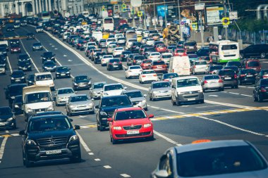 MOSCOW - 19 AĞUSTOS 2016: Garden Ring 'de ortak çalışma günü. Burası Moskova 'nın merkezinde dairesel bir yol. 17. yüzyıldaki Zemlyanoy Gorod 'u çevreleyen eski şehir surlarına tekabül ediyor..