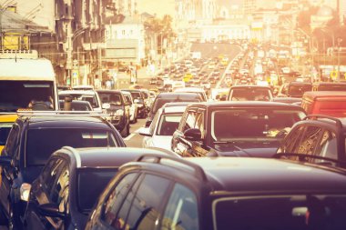 Gün batımında bir sürü araba trafik sıkışıklığında duruyor.