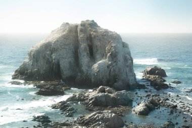 Şili 'de Pasifik Okyanusu kıyısında kuşların olduğu Rocky Adası