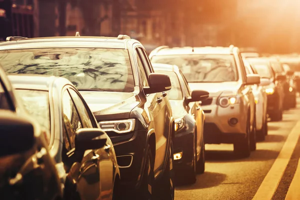 Coches Pie Una Línea Durante Atasco Tráfico Atardecer — Foto de Stock