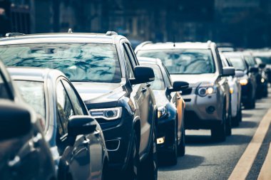 Trafik sıkışıklığı sırasında sırada duran arabalar