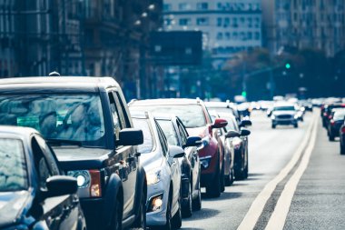 Trafik sıkışıklığı sırasında sırada duran arabalar