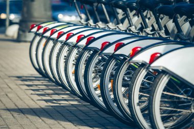 Kiralama istasyonunda bisiklet tekerlekleri