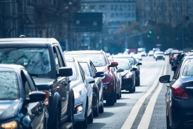 Trafik sıkışıklığı sırasında sırada duran arabalar