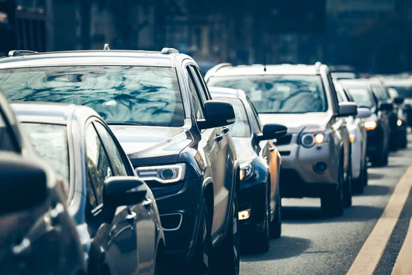 Trafik sıkışıklığı sırasında sırada duran arabalar