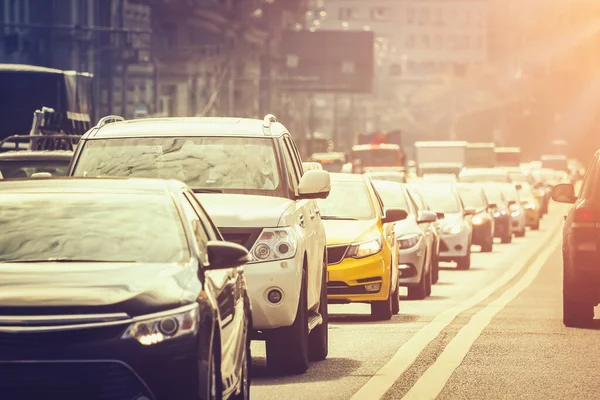 Montón Coches Pie Una Cola Centro Ciudad Atardecer — Foto de Stock