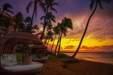 Gün batımı ile Hawaiian resort