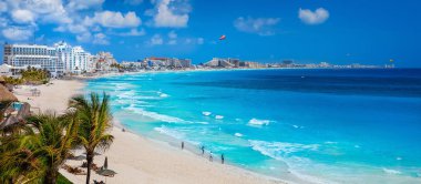 Cancun gösteren mavi suları