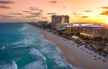 Cancun plaj gün batımında