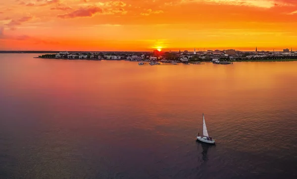 Charleston Veleiro Durante Pôr Sol Com Horizonte — Fotografia de Stock