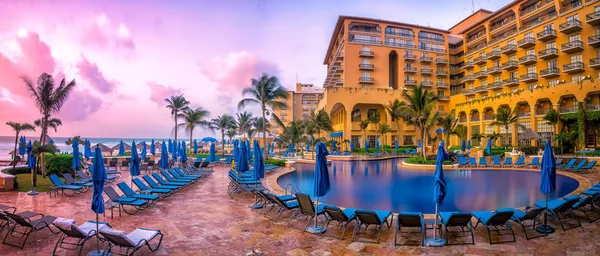 Cancun Resort Medence Pálmafák Között — Stock Fotó