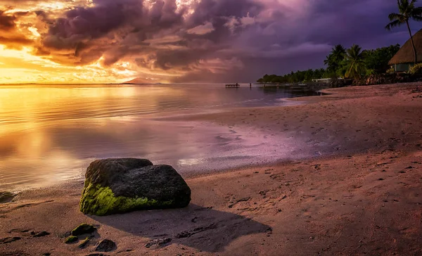 Pôr Sol Uma Praia Taiti Durante Pôr Sol — Fotografia de Stock
