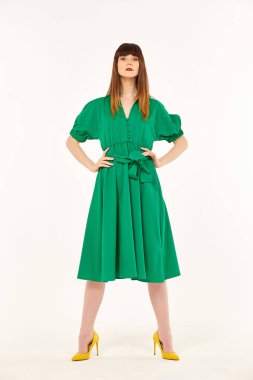 genç kız yeşil elbiseli ayakta