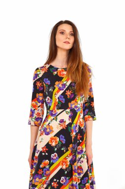 renkli elbiseli uzun saçlı kız